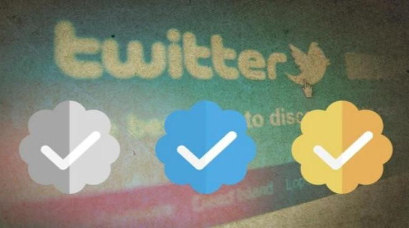 استخدامات الشارات الذهبية والرمادية والزرقاء لتوثيق حسابات تويتر